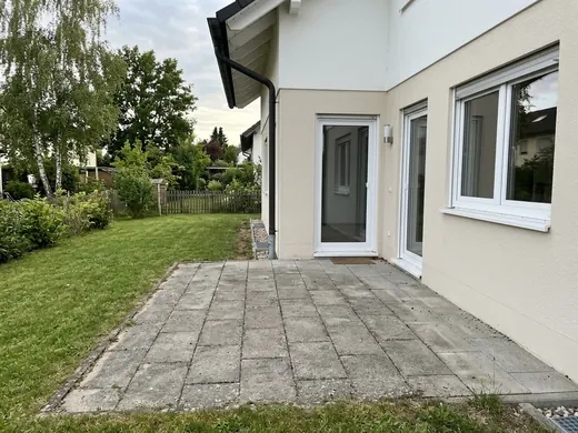 Symbolbild: Foto einer Terrasse mit Hauswand, wie es ein Kunde schickt