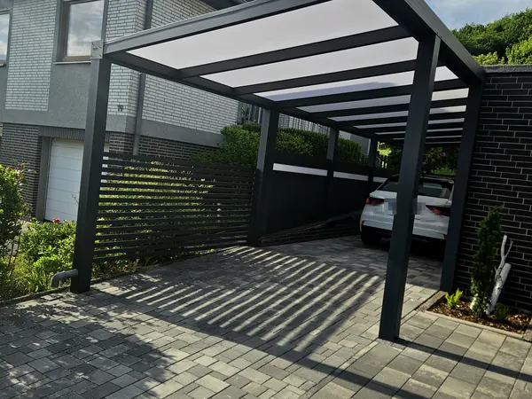 Alu-Carport mit Stellplatz vor einem Wohnhaus