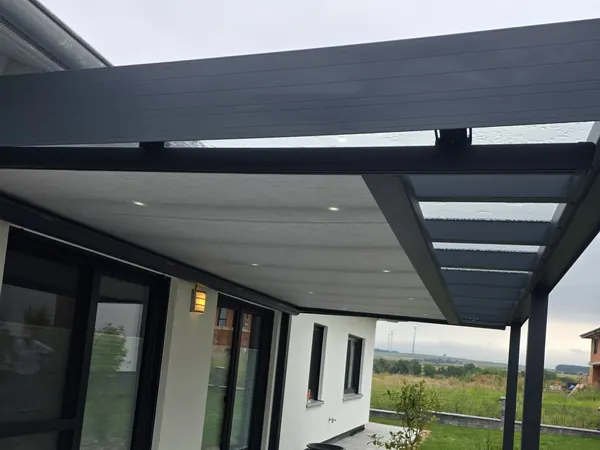 Unterdachmarkise unter einem Glasdach, im Träger LED-Spots