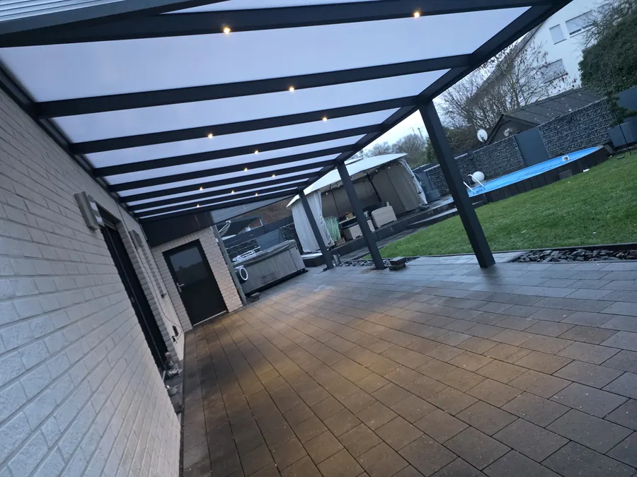 Terrassendach mit LED-Spots im Träger am Abend
